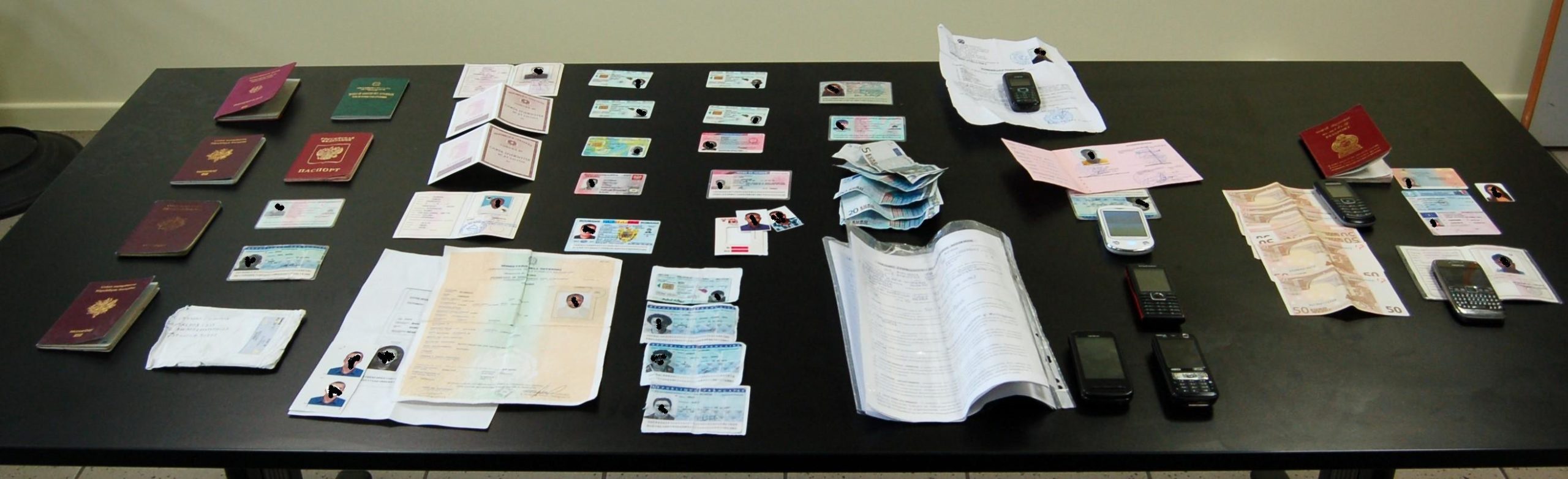 “Φάμπρικα” πλαστών διαβατηρίων