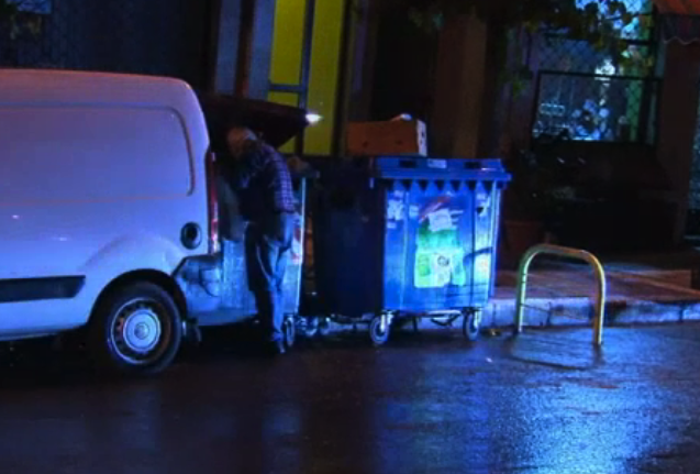 Τρώνε απ’ τα σκουπίδια