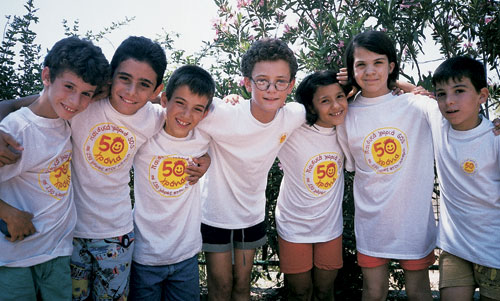 Τραγουδούν για τα χωριά SOS