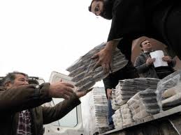 Προσφέρουν τρόφιμα στο Ηράκλειο