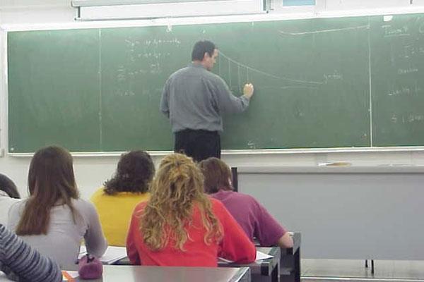 Στα “κάγκελα” οι εκπαιδευτικοί