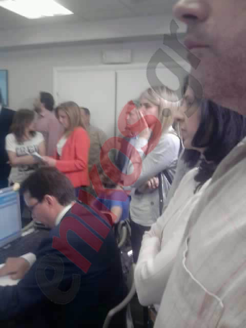 Τώρα – Παγωμένοι στην αίθουσα του ΠΑΣΟΚ