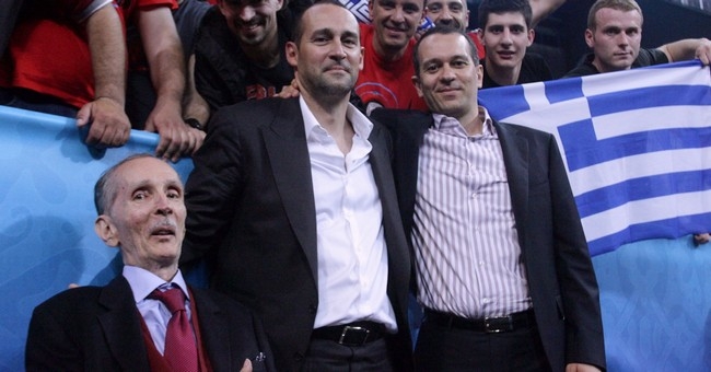 Στα αποδυτήρια οι Αγγελόπουλοι