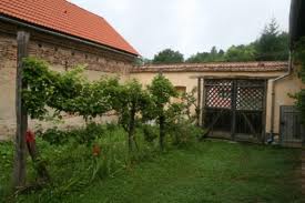 Βρήκε τα πράγματα στην αυλή