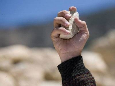 Πετροβόλησαν στρατιωτικούς