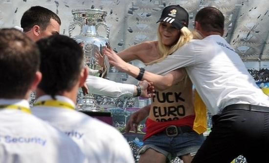 Eπίθεση στο τρόπαιο του EURO