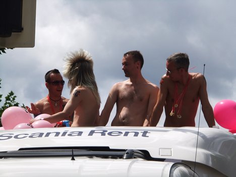 Διαμαρτύρονται γυμνοί