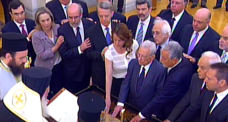 Τώρα -Ορκίζεται η νέα κυβέρνηση