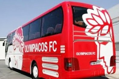 Πέτρες σε πούλμαν οπαδών