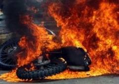 Κάηκε μηχανή στα Καμίνια