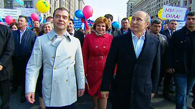 Παρέλασαν Πούτιν-Μεντβέντεφ