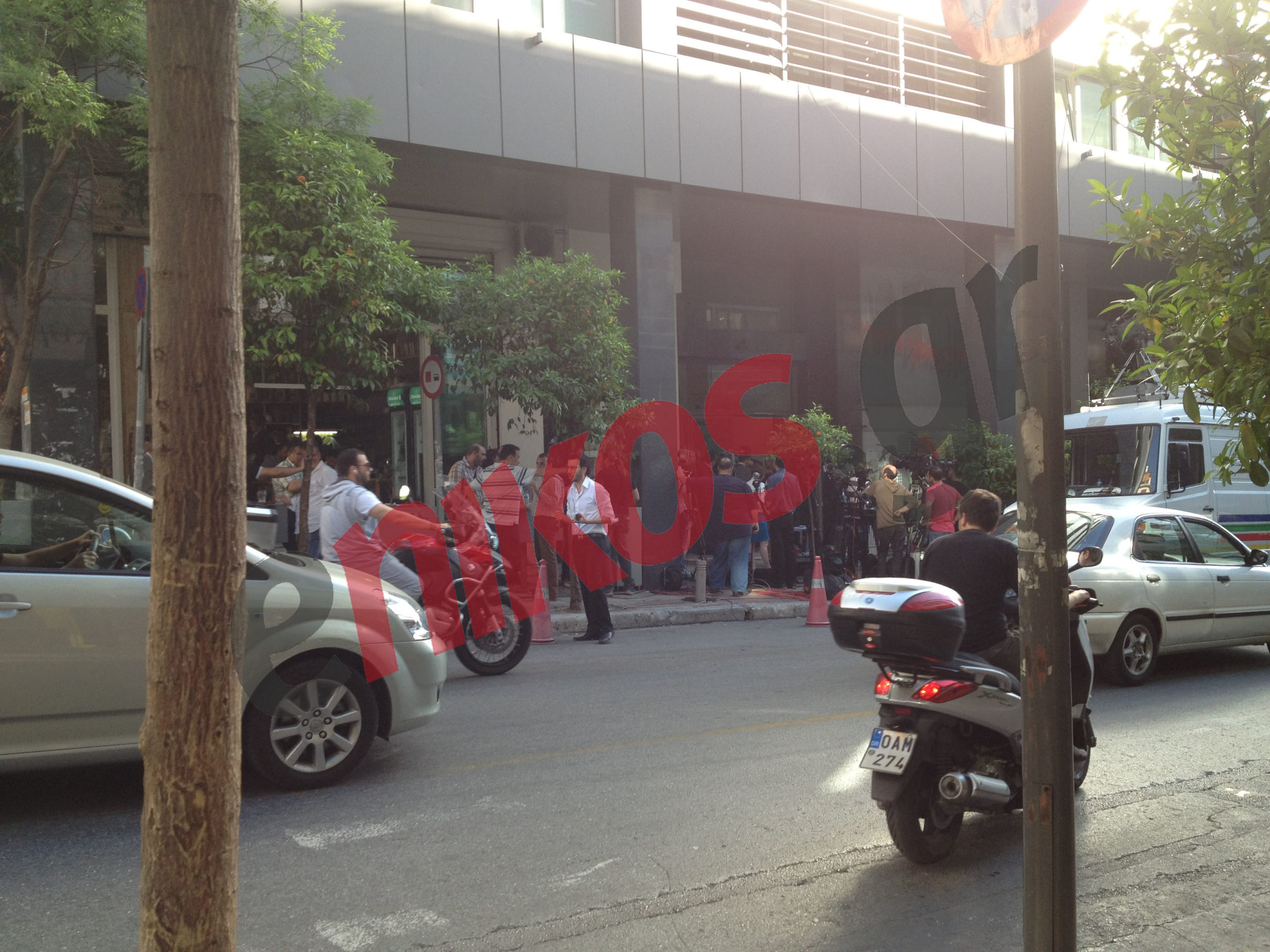 Τώρα- Έξω από την Ιπποκράτους