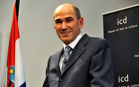 Δεν του καίγεται καρφί…