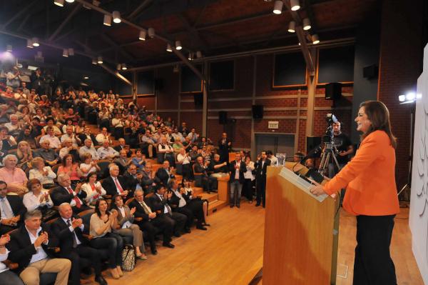 Μιλάει στη νεολαία η Ντόρα