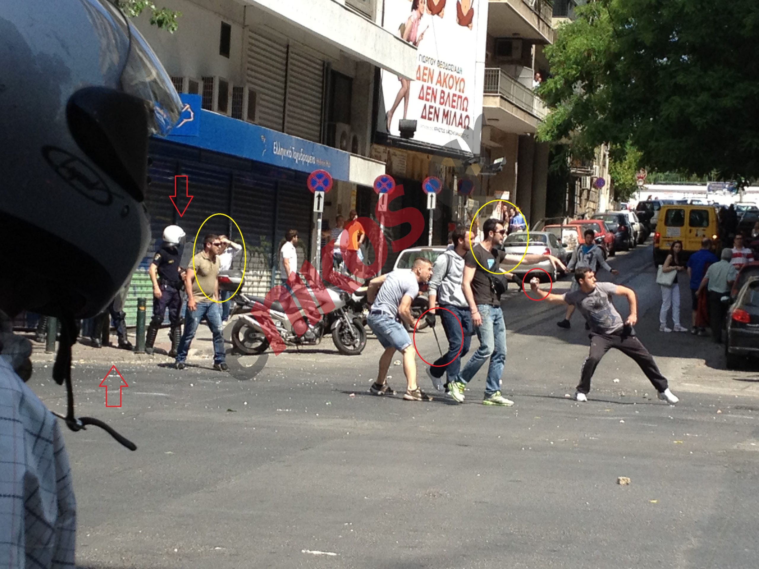 Βίντεο-ντοκουμέντο: Πετροπόλεμος δίπλα στους αστυνομικούς