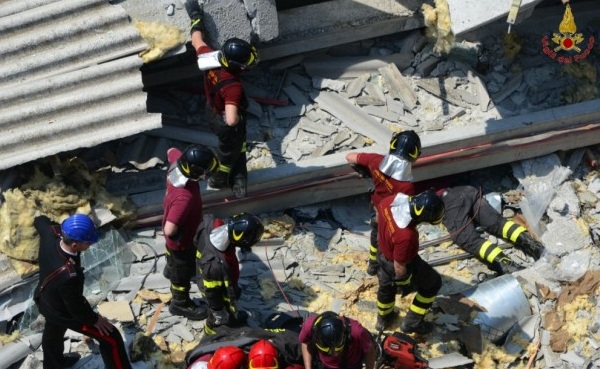 Εικόνες από τα συντρίμμια