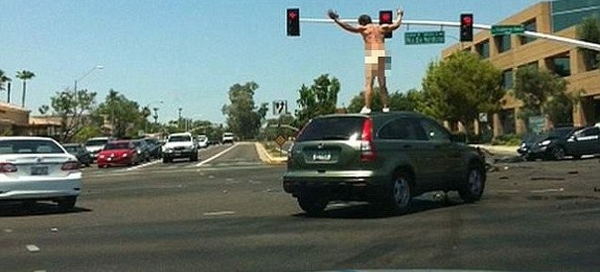 Γυμνός προκάλεσε πανικό