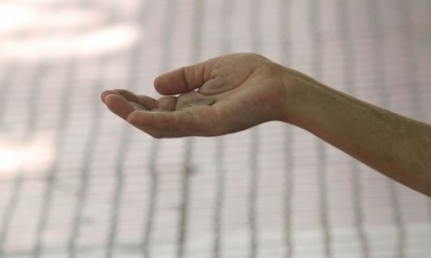 Έκαναν τα παιδιά τους ζητιάνους