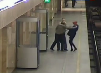 Βίντεο-Την έσπρωξε στις ράγες!