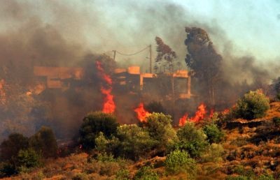 Σε εξέλιξη η φωτιά στα Λευκάκια