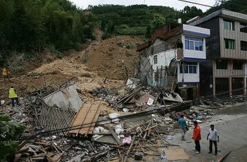 51 νεκροί από κατολισθήσεις