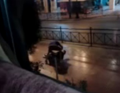 Βίντεο-Τον πέταξε κάτω και τον λήστεψε