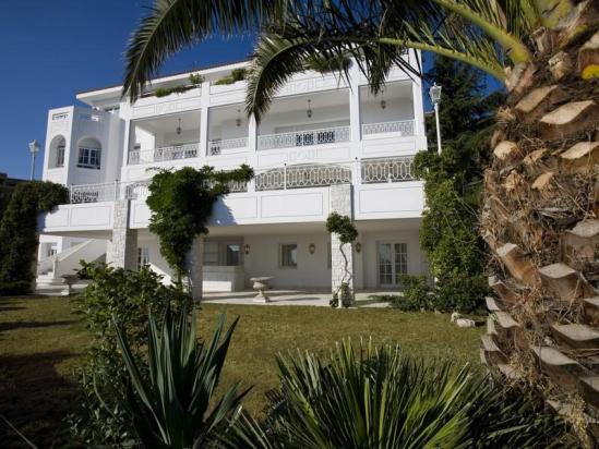 Τα πάντα στο… σφυρί