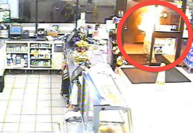 Βίντεο σοκ!Της έβαλε φωτιά