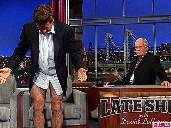 Κατέβασε το παντελόνι του…