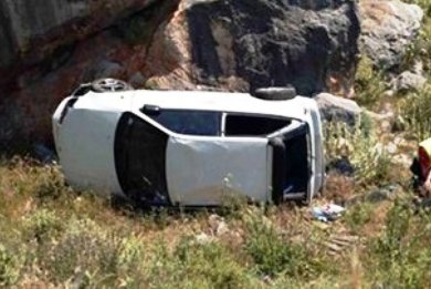 “Βουτιά” αυτοκινήτου στον γκρεμό