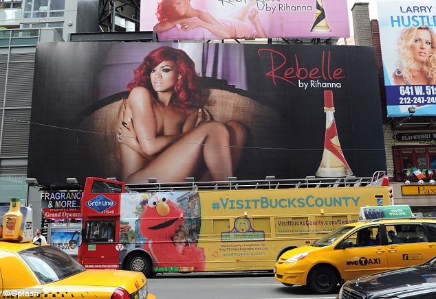 Rihanna: Γυμνή στην Τimes Square!
