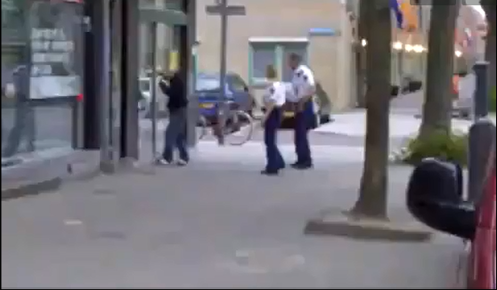 Αστυνομικός που κλωτσάει άστεγο