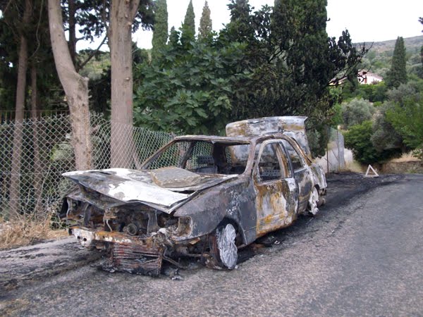 Φωτιά με νεκρό σε όχημα