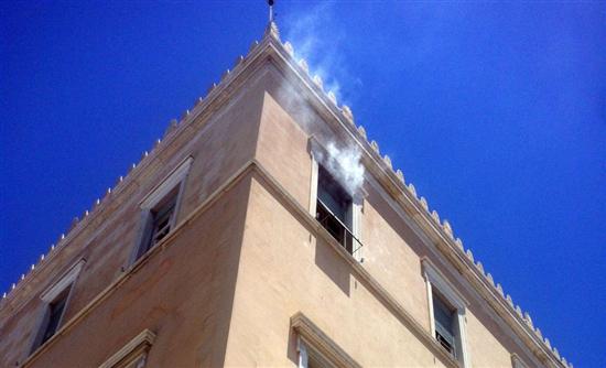 ΦΩΤΟ – H φωτιά στη Βουλή