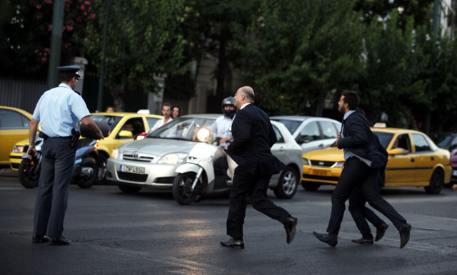 Γιατί τρέχει ο Δένδιας;