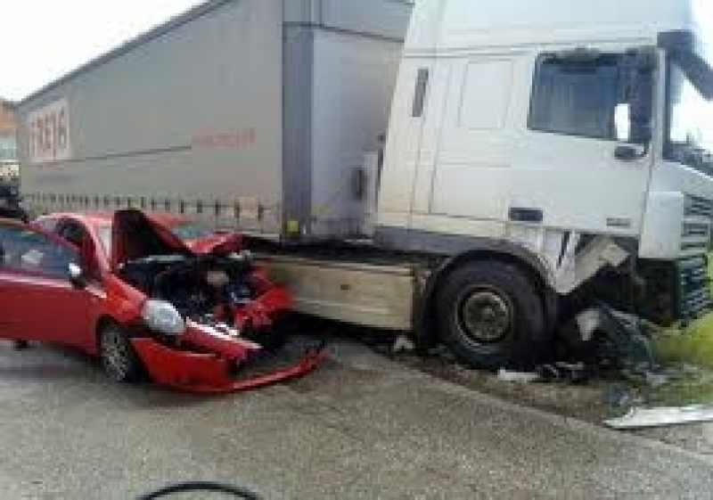 ΙΧ καρφώθηκε σε νταλίκα