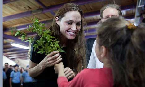 Δωρεά της Angelina σε πρόσφυγες
