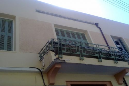 Κρέμεται μπαλκόνι στο Ηράκλειο