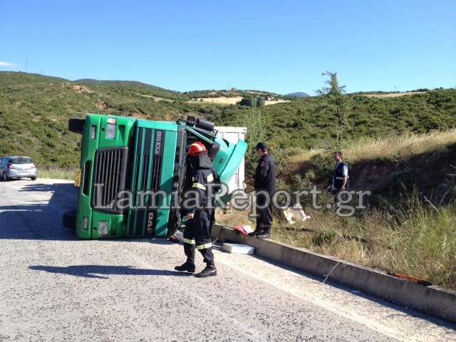 Νταλίκα “δίπλωσε” και ανατράπηκε