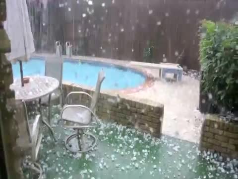 Έβρεξε “μπάλες μπέιζμπολ”