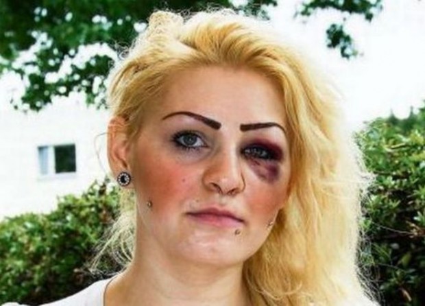 Την έδειραν επειδή πανηγύρισε