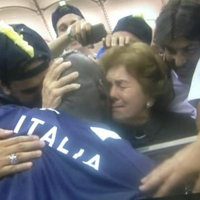 Ο Μπαλοτέλι αφιερώνει στη μαμά!