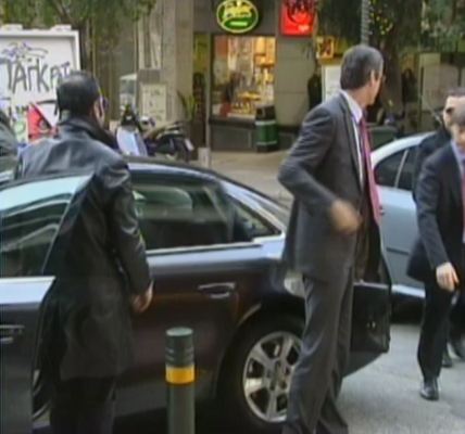 Ζητάει απολύσεις η τρόικα