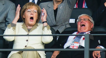 Η Μέρκελ…της κερκίδας