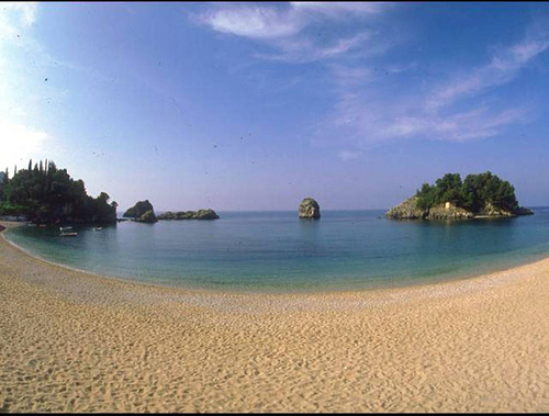 Γέμισε η παραλία λύματα