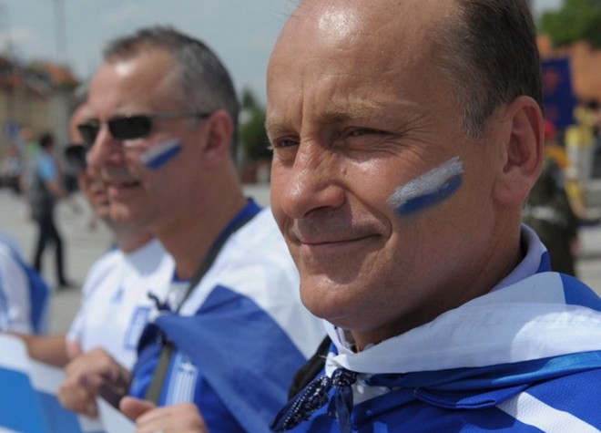 Έλληνες και Πολωνοί αγκαλιασμένοι