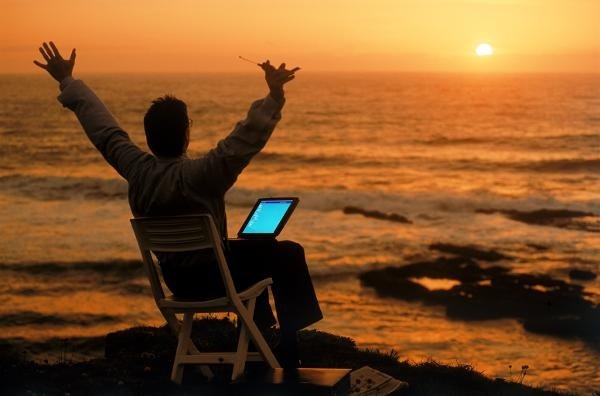 Αντηλιακό και δίπλα το…λάπτοπ