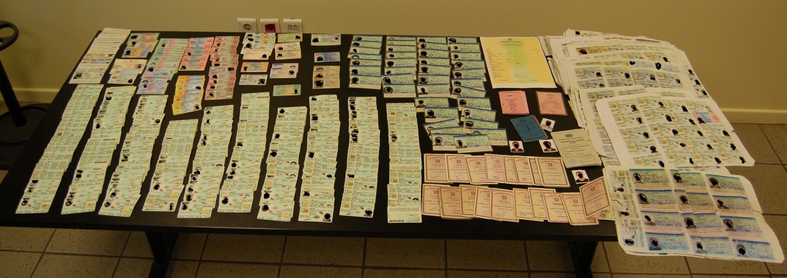 Έπιασαν κύκλωμα πλαστογράφων