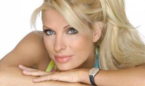 Λίγο θάλασσα και τ’ αγόρι της