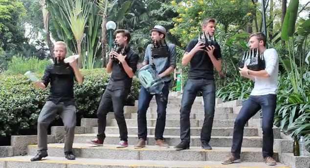 Εκτέλεση τραγουδιού με μπουκάλια